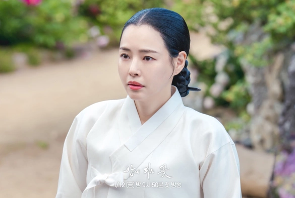 Кадр из дорамы Цветок, что распускается по ночам