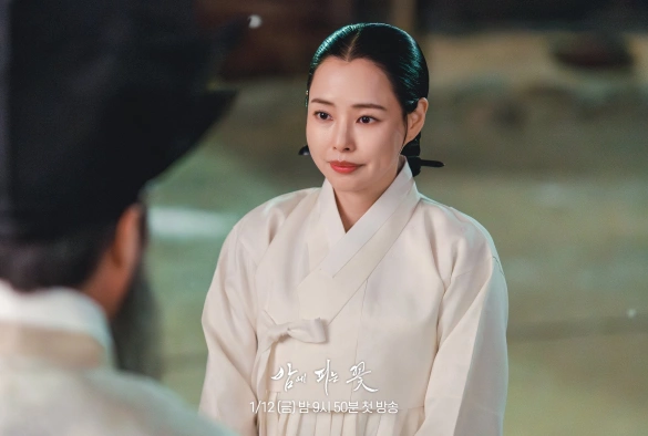 Кадр из дорамы Цветок, что распускается по ночам