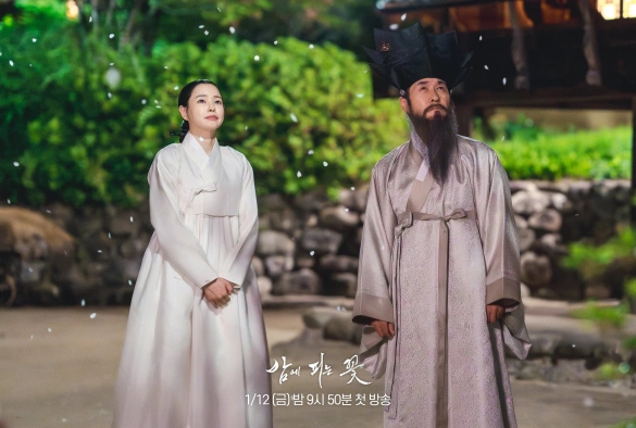 Кадр из дорамы Цветок, что распускается по ночам