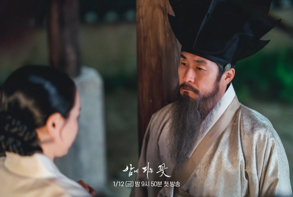 Кадр из дорамы Цветок, что распускается по ночам