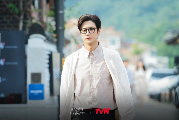 Кадр из дорамы Выходи замуж за моего мужа