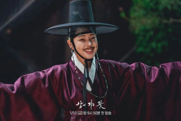 Кадр из дорамы Цветок, что распускается по ночам