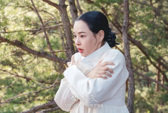 Кадр из дорамы Цветок, что распускается по ночам