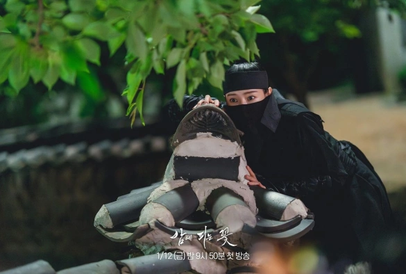 Кадр из дорамы Цветок, что распускается по ночам