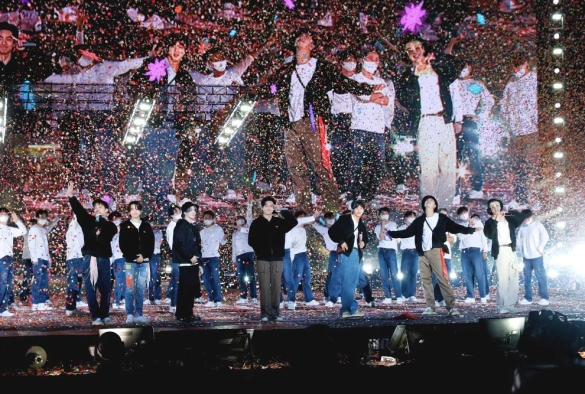 Кадр из дорамы BTS Monuments: Beyond the Star