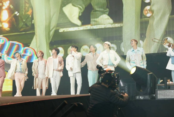 Кадр из дорамы BTS Monuments: Beyond the Star