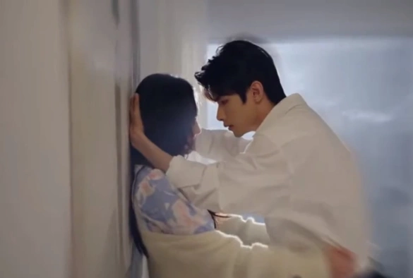 Кадр из дорамы Тайный брак