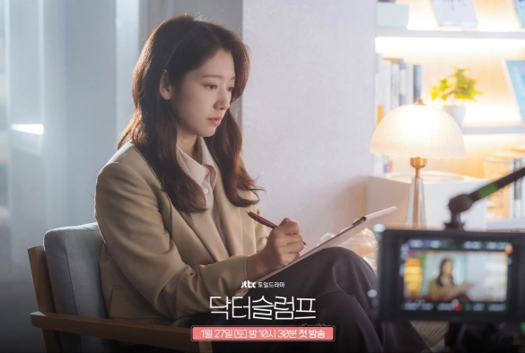 Кадр из дорамы Доктор в кризисе