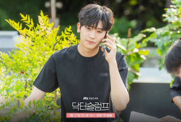 Кадр из дорамы Доктор в кризисе