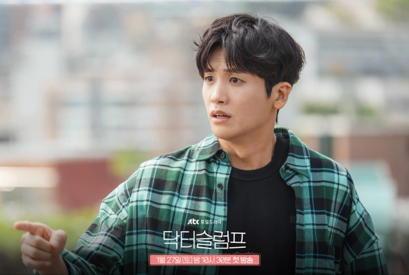 Кадр из дорамы Доктор в кризисе