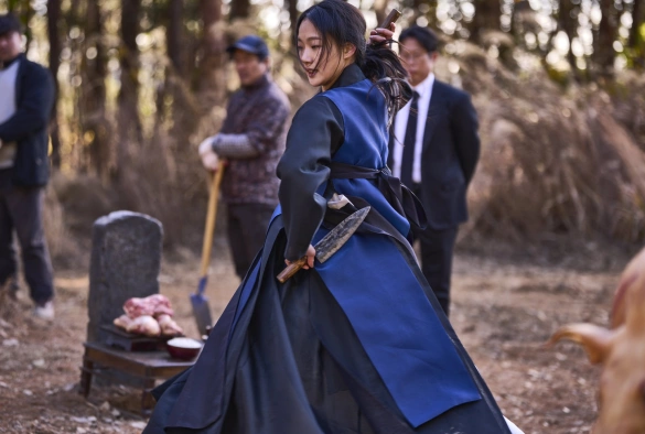 Кадр из дорамы Проклятие «Зов могилы»