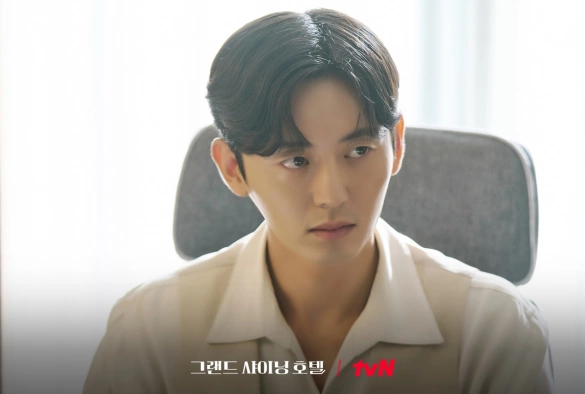 Кадр из дорамы Большой сияющий отель