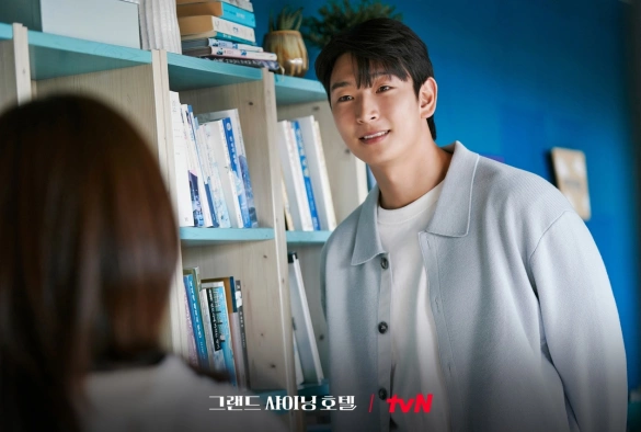 Кадр из дорамы Большой сияющий отель