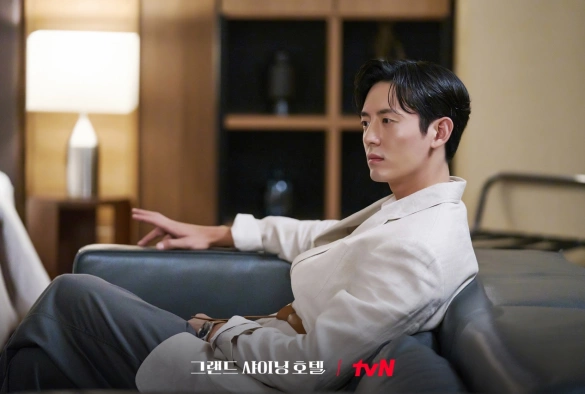 Кадр из дорамы Большой сияющий отель