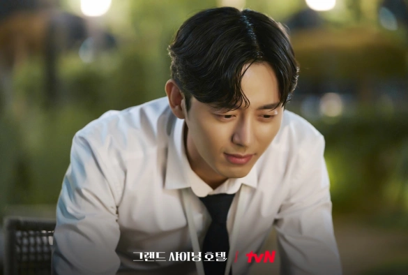 Кадр из дорамы Большой сияющий отель