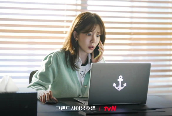 Кадр из дорамы Большой сияющий отель