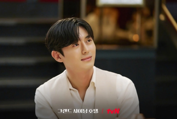 Кадр из дорамы Большой сияющий отель