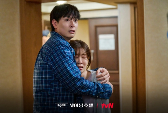 Кадр из дорамы Большой сияющий отель