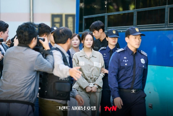 Кадр из дорамы Большой сияющий отель