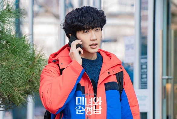 Кадр из дорамы Красавица и преданный поклонник