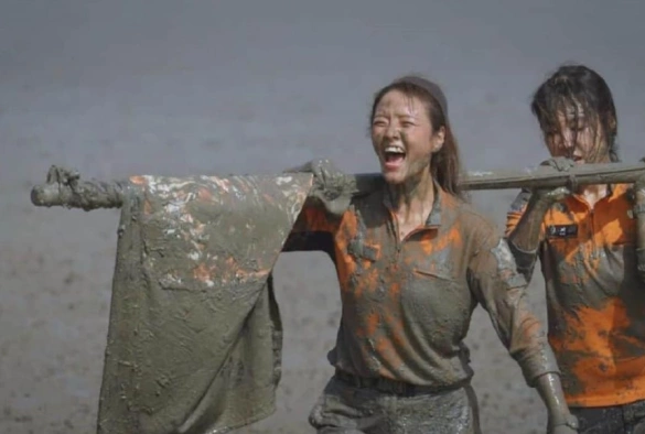 Кадр из дорамы Сирена: Выжить на острове