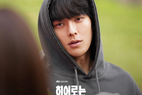 Кадр из дорамы Хотя я не герой