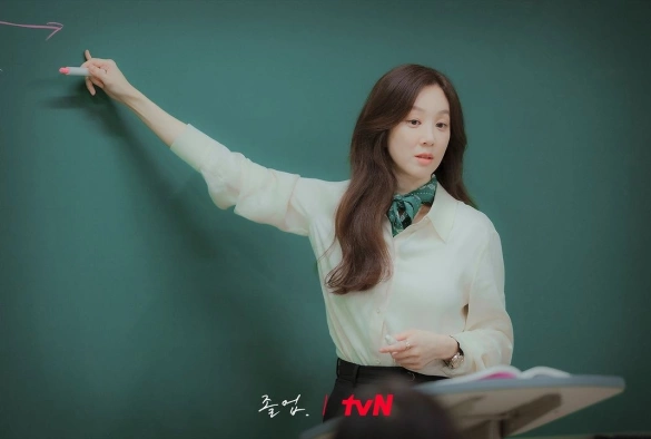 Кадр из дорамы Выпускник