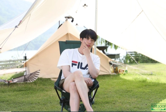 Кадр из дорамы BTS на лужайке