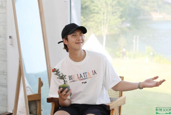 Кадр из дорамы BTS на лужайке