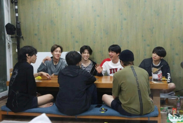 Кадр из дорамы BTS на лужайке