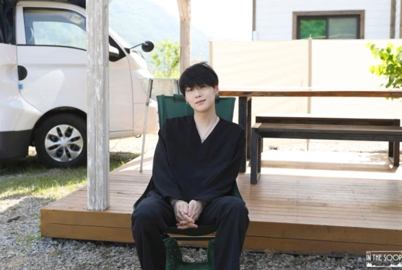 Кадр из дорамы BTS на лужайке