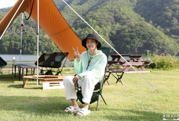 Кадр из дорамы BTS на лужайке