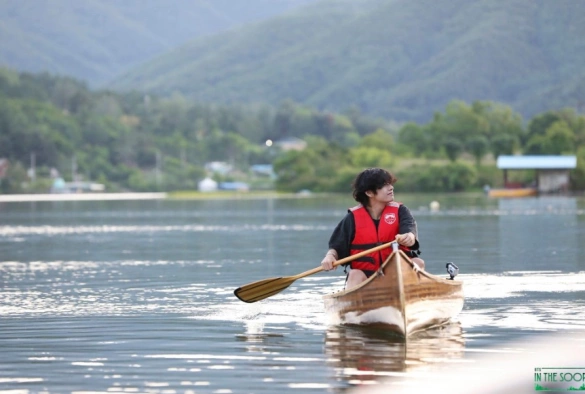 Кадр из дорамы BTS на лужайке