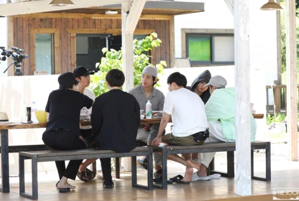 Кадр из дорамы BTS на лужайке