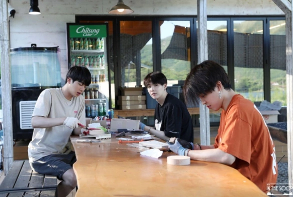 Кадр из дорамы BTS на лужайке