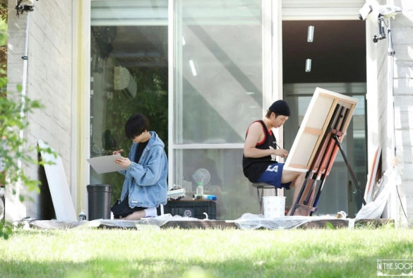 Кадр из дорамы BTS на лужайке