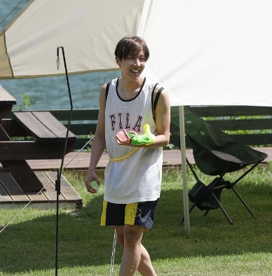 Кадр из дорамы BTS на лужайке