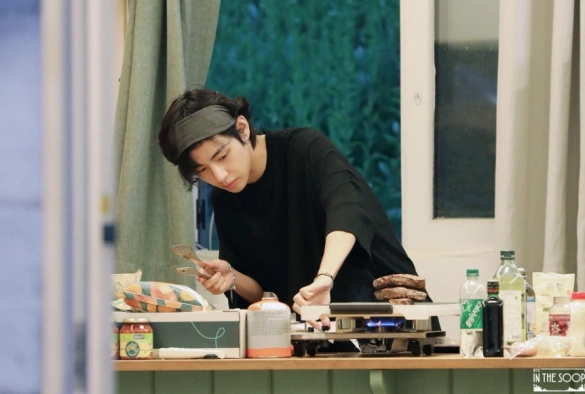 Кадр из дорамы BTS на лужайке