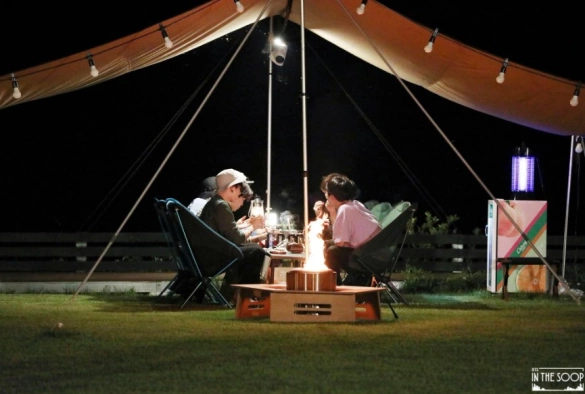 Кадр из дорамы BTS на лужайке