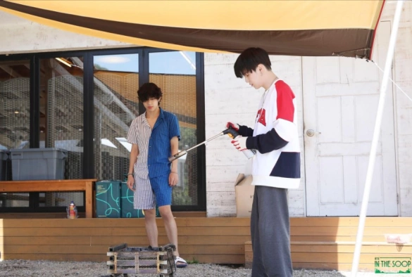 Кадр из дорамы BTS на лужайке