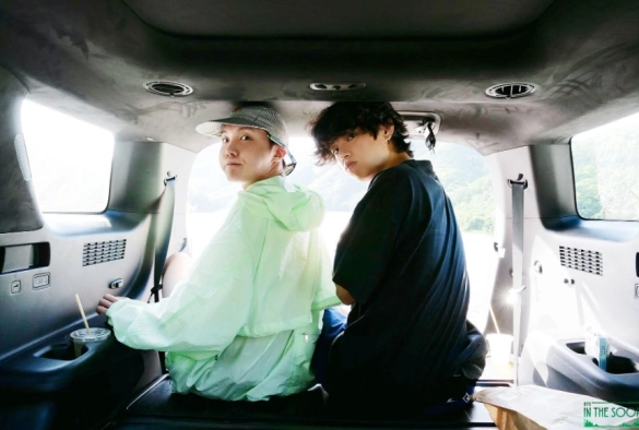 Кадр из дорамы BTS на лужайке