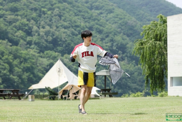 Кадр из дорамы BTS на лужайке