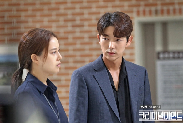 Кадр из дорамы Мыслить как преступник