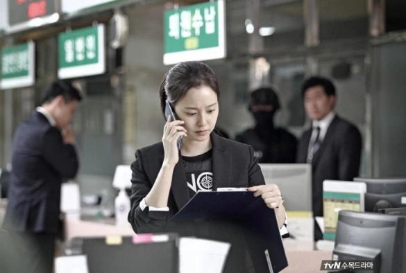 Кадр из дорамы Мыслить как преступник