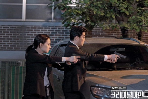 Кадр из дорамы Мыслить как преступник