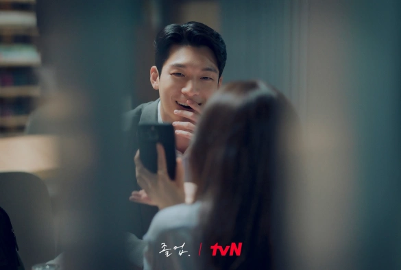 Кадр из дорамы Выпускник