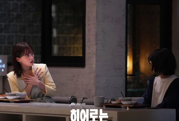 Кадр из дорамы Хотя я не герой