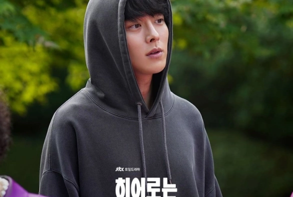 Кадр из дорамы Хотя я не герой