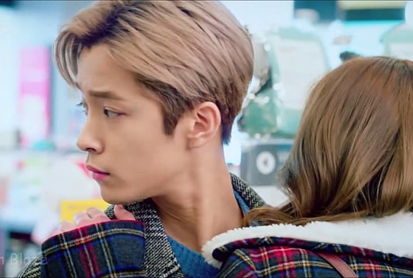 Кадр из дорамы Бурная жизнь в круглосуточном магазине