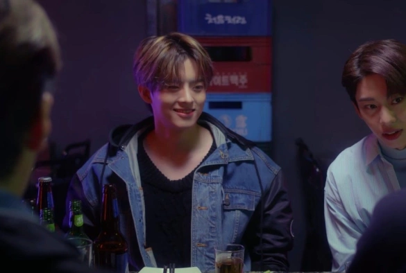 Кадр из дорамы Бурная жизнь в круглосуточном магазине